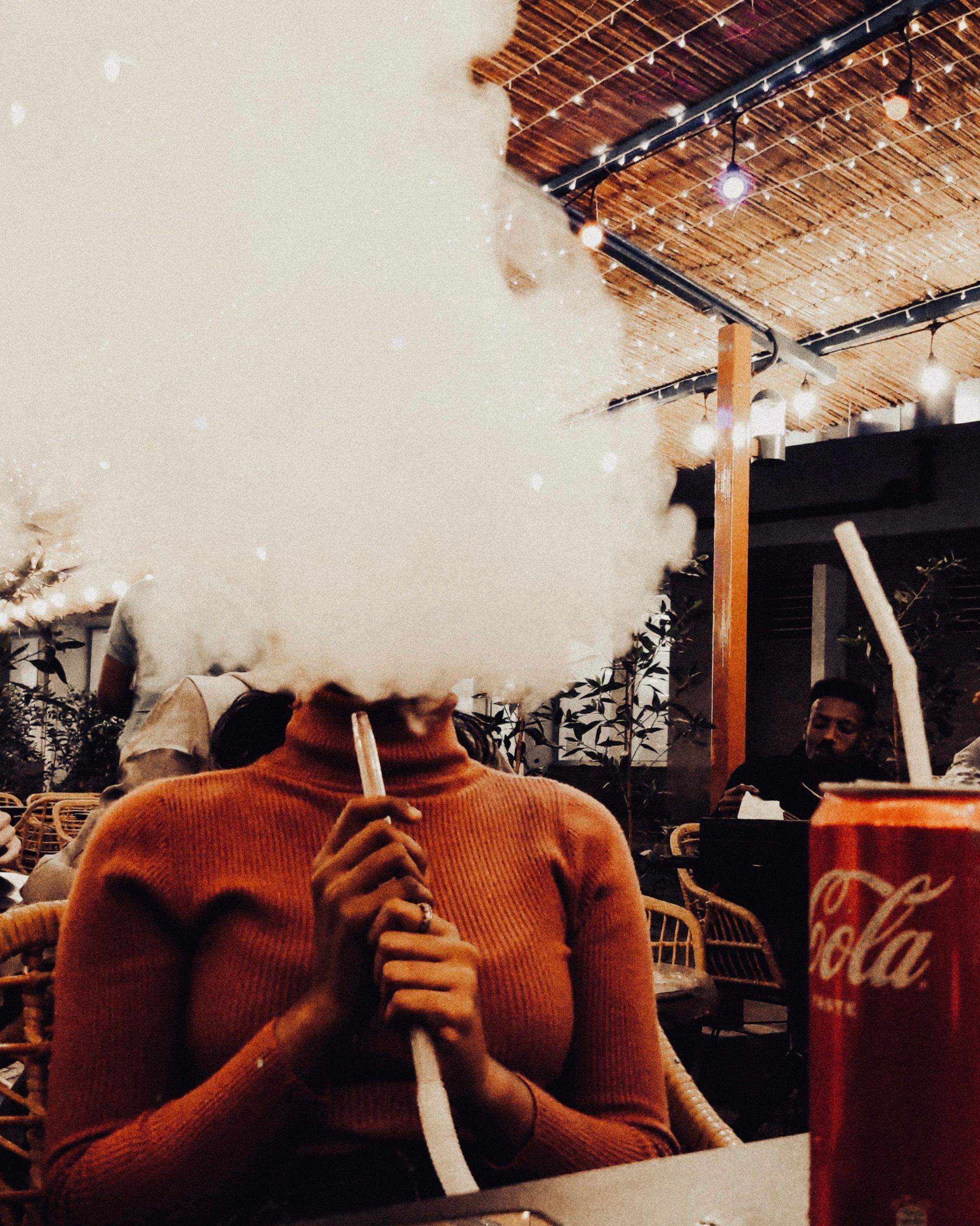 Foto real do ambiente hookah com cliente e atmosfera noturna